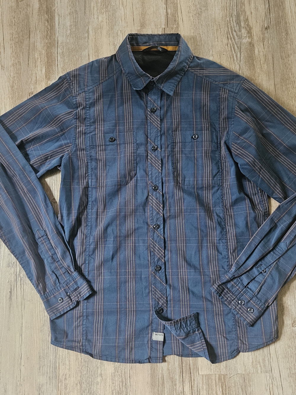 Arc'teryx Men's Borderline Blue Plaid Long-Sleeve Outdoor Button-Up Shirt Small?